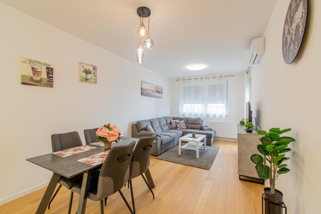 Flexible Selfcheckins 42 - - Luxury - Garage Parking - Loggia - Brand New Apartment