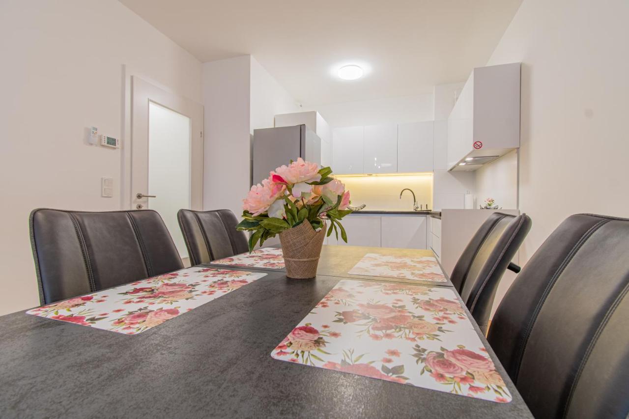 Apartment Flexible Selfcheckins 42 - - Luxury - Garage Parking - Loggia - Brand New *
